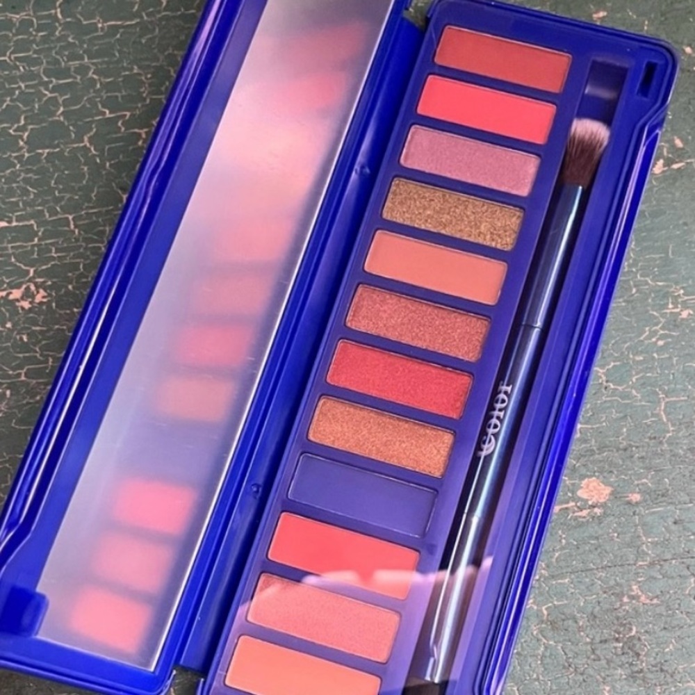 Limited-Edition Ultimate Shadow Palettes 🎨